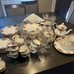 ROYAL ALBERT BONE CHINA ENGLAND 1962 ROYAL ALBERT LTD