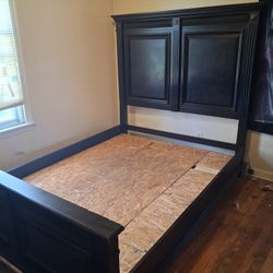 QUEEN SZ BLACK BED FRAME w/HEAD BOARD&FOOT BOARD