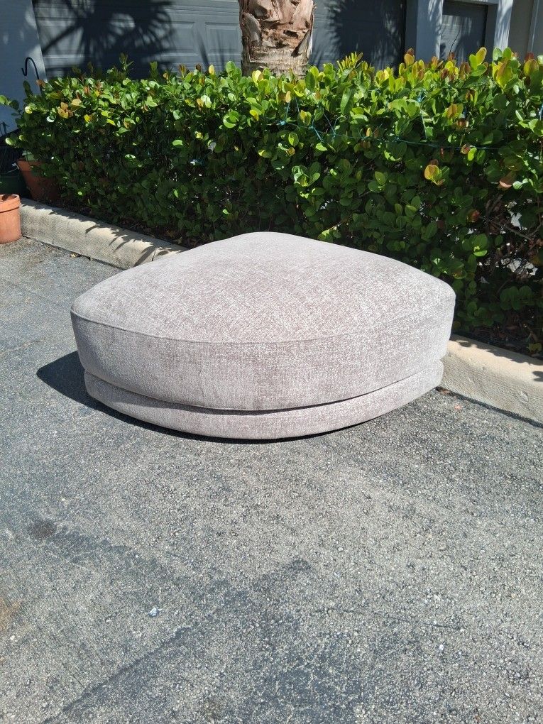 Ottoman 34"x34"x18" (like new)
