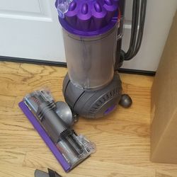 NEW cond  DYSON ANIMAL 2 , ALL ATTACHMENTS  , AMAZING SUCTION  , WORKS EXCELLENT  , IN THE BOX 