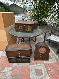 Old radios not working. Antique Have been stored for many years. Free