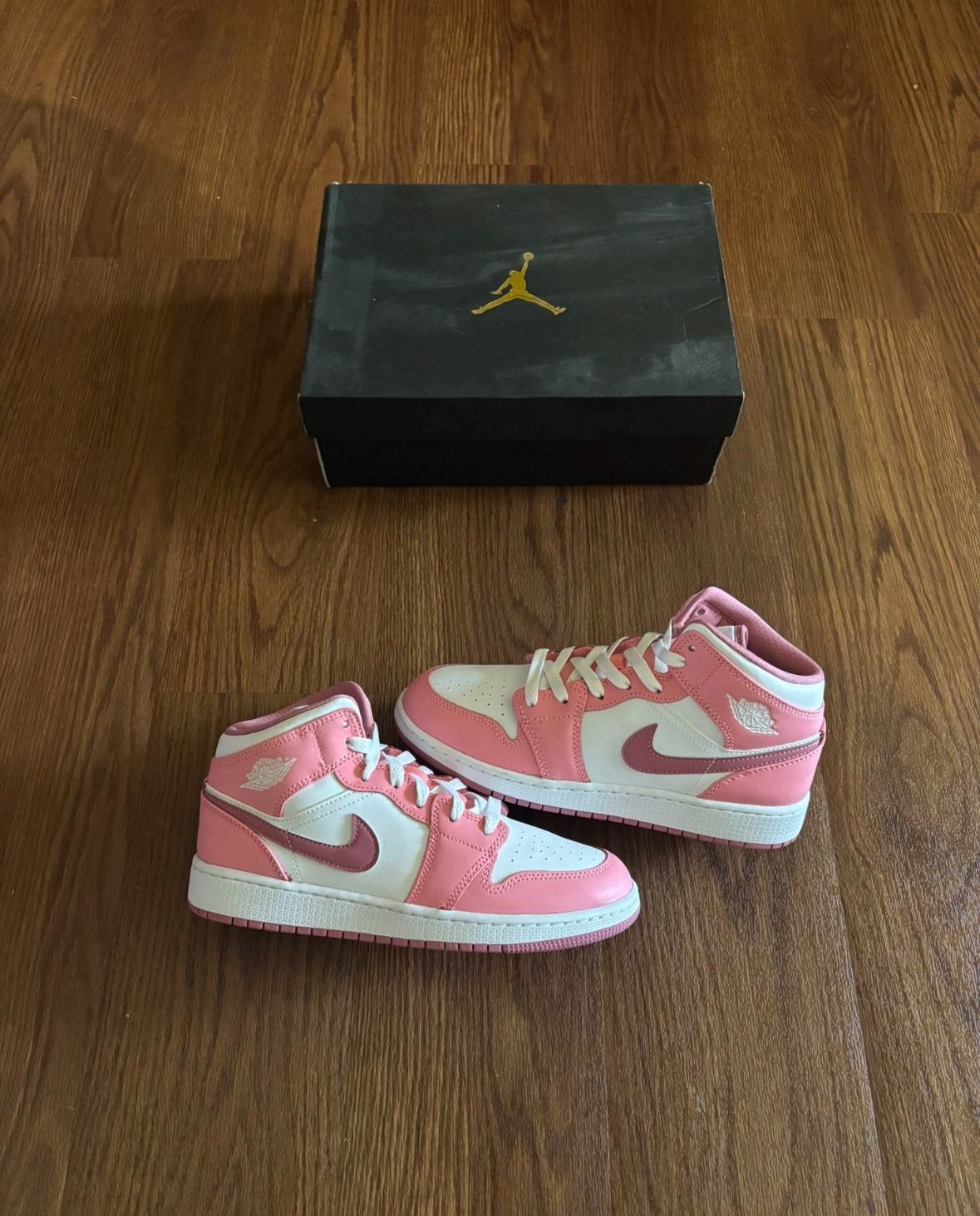 Jordan 1 Mid Valentine Day