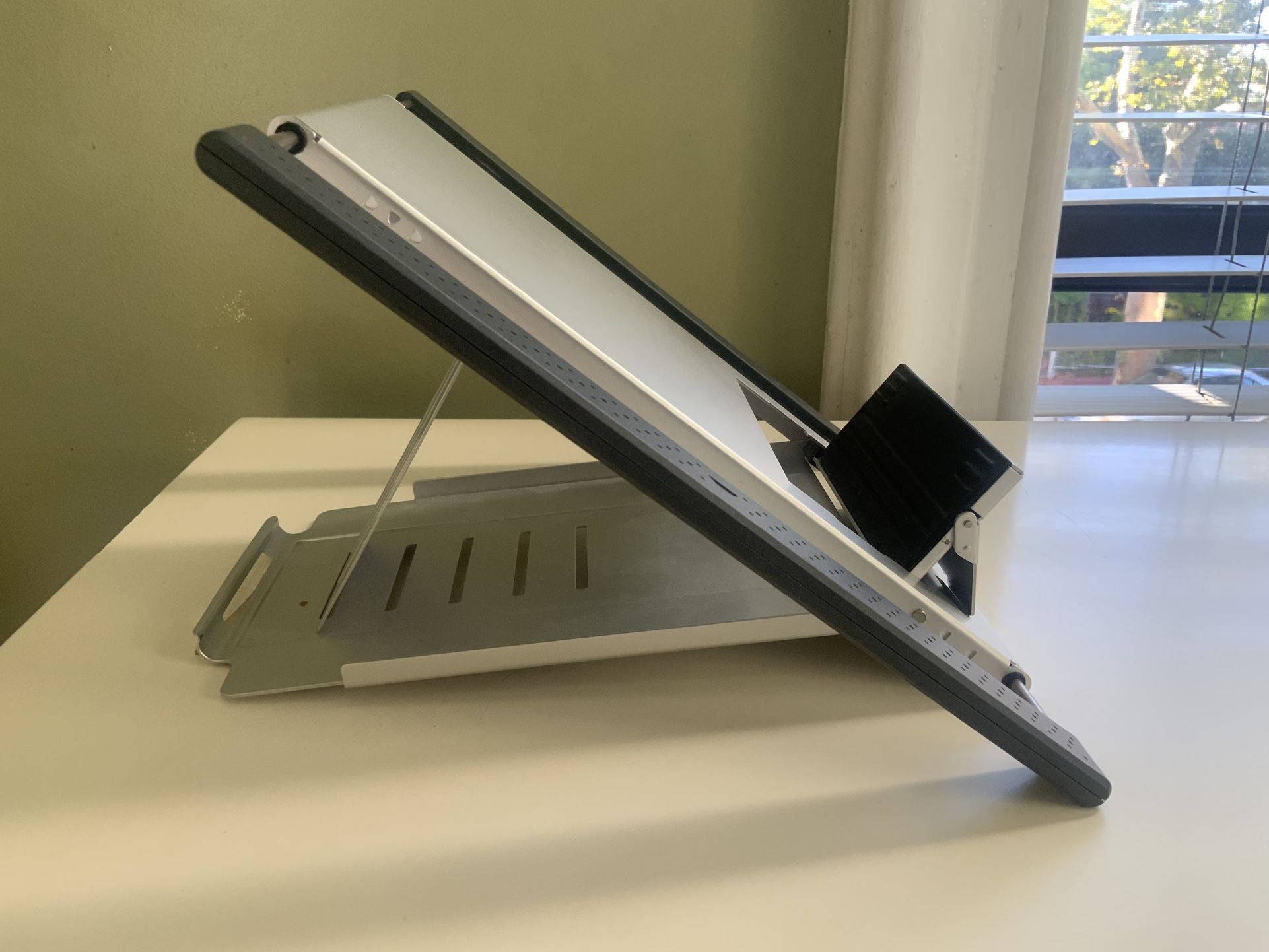 Go! Travel Laptop and Tablet Stand (Aluminum) Goldtouch