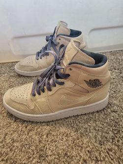 Jordan 1 Mid SE
Sanddrift (Women's)