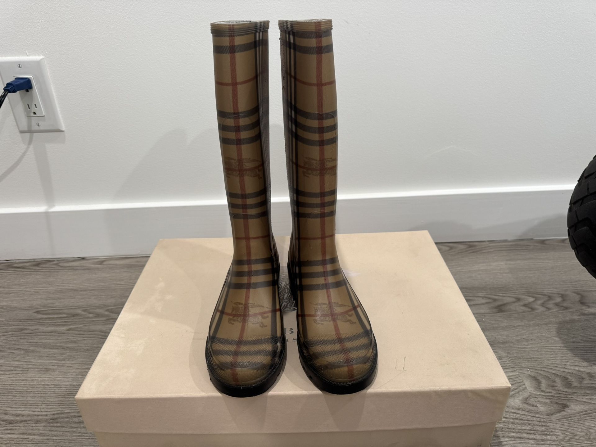 Vintage Burberry Rain Boots Great Condition 37