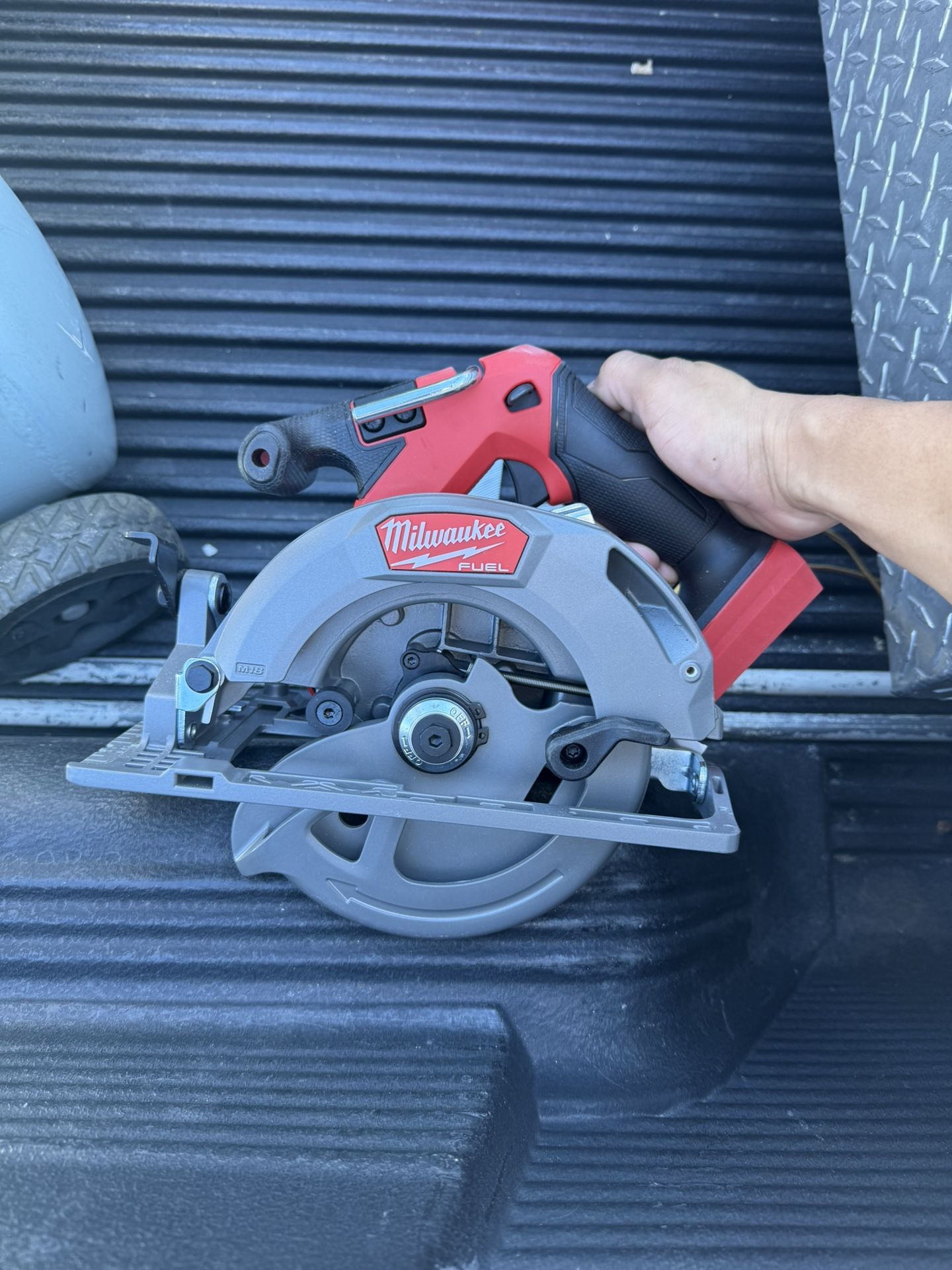 M18 FUEL 18V Lithium-Ion Brushless Cordless 6-1/2 in. Circular Saw (Tool-Only)