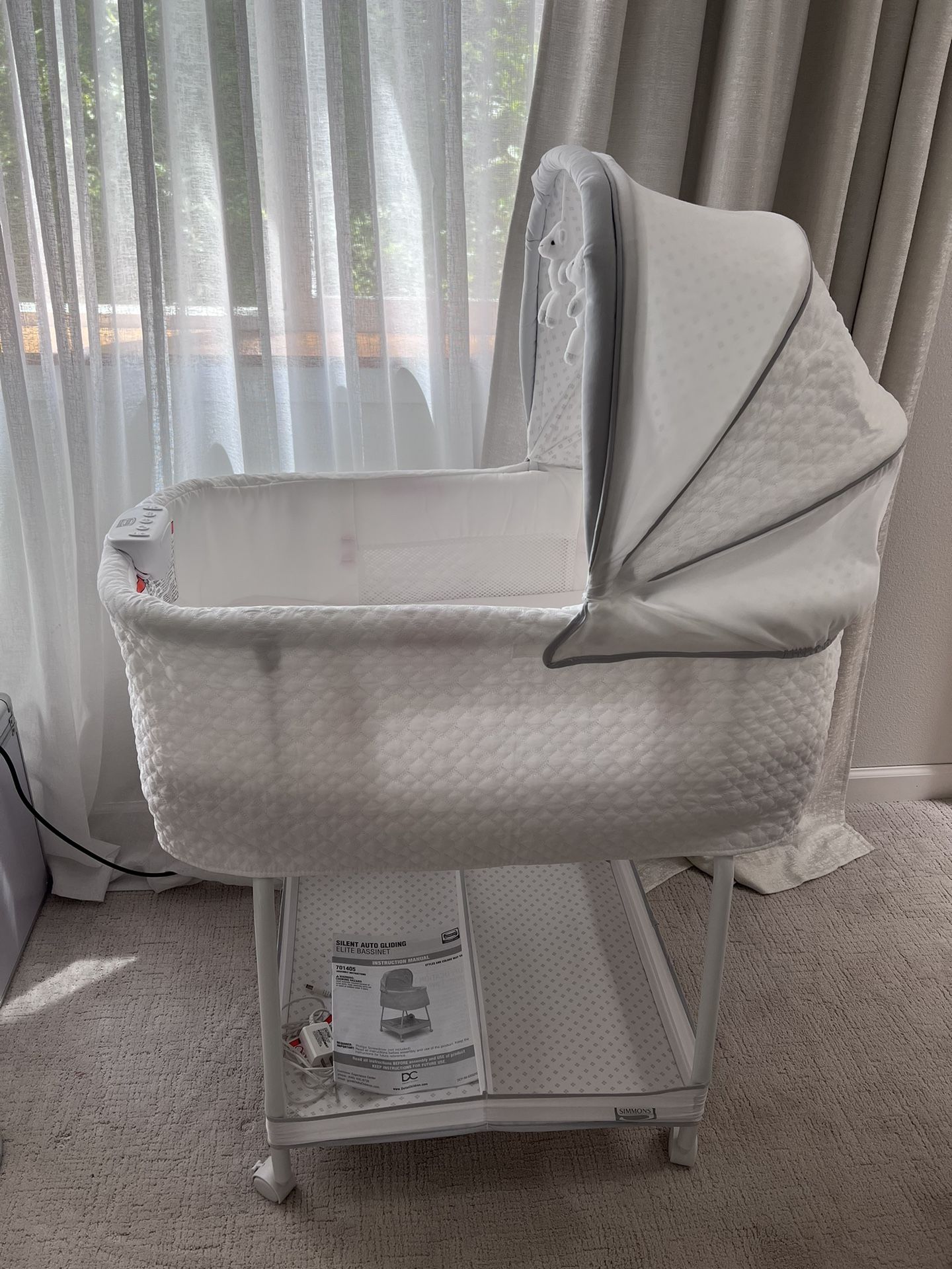 White Simmons Silent Auto Gliding Elite Bassinet