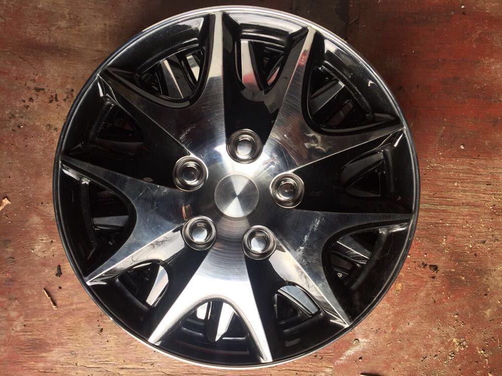Set of 4 hubcaps 15’