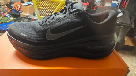 Nike Vomero 18 - Men's Running Shoe - Black / Size 11