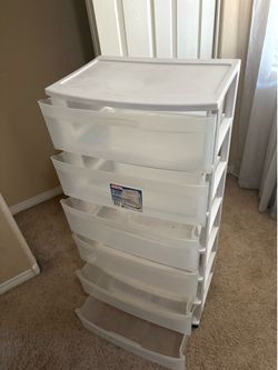 Six drawers plastic cabinet with wheels $10