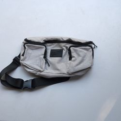USED (IN GREAT CONDITION) - BENCH SLING BAG