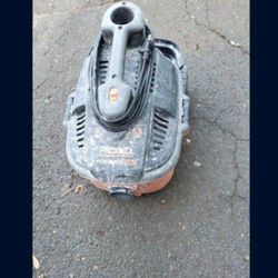 Vacuum no hose one wheel is broken