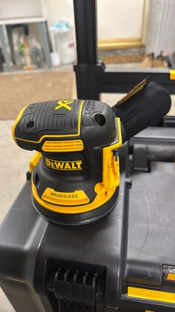 Random orbit palm sander