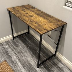 Small desk (like new)
