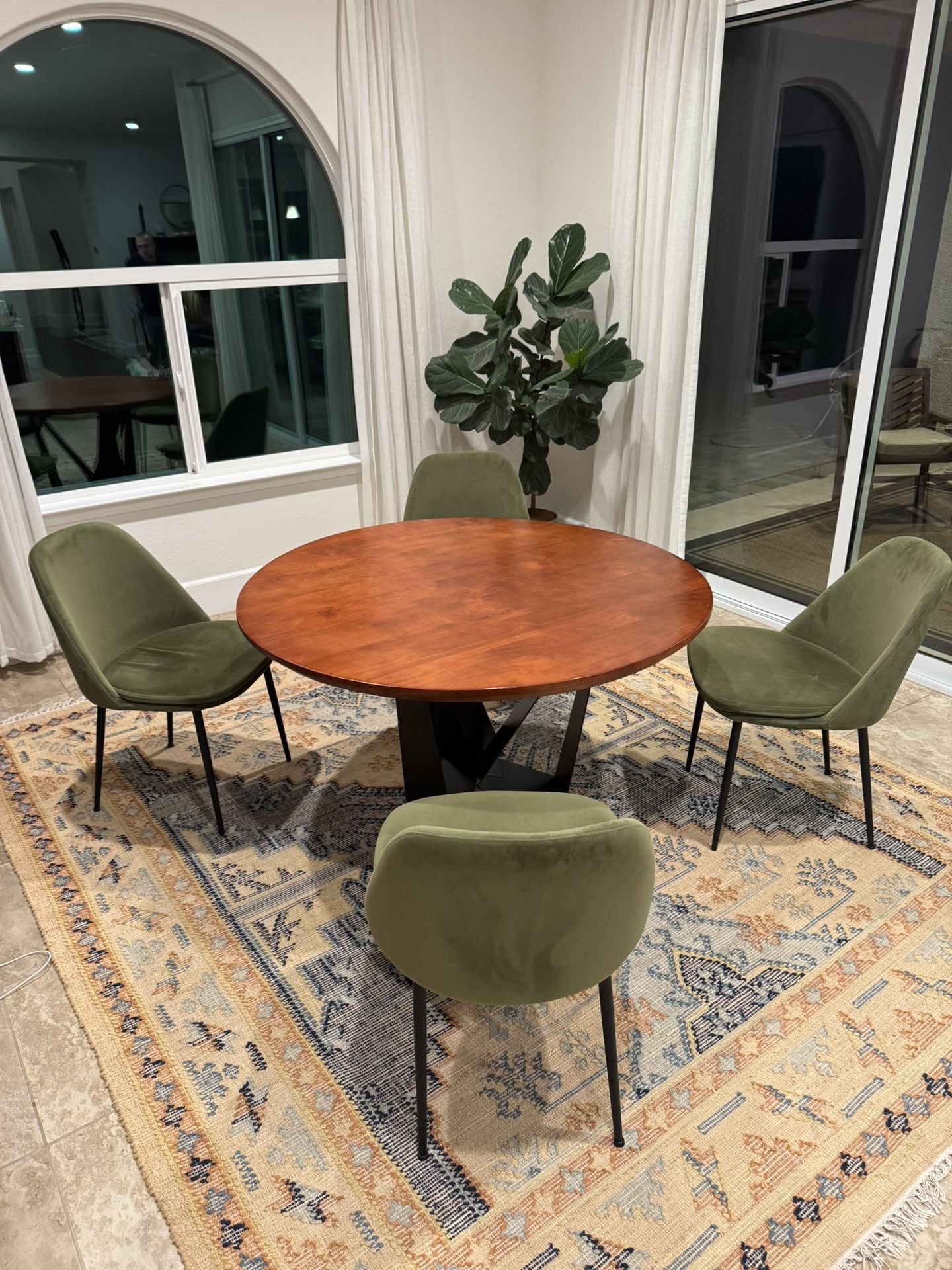 🔥 Dining Table + Velvet Chairs — Set or Separate — Priced to Sell! 🔥