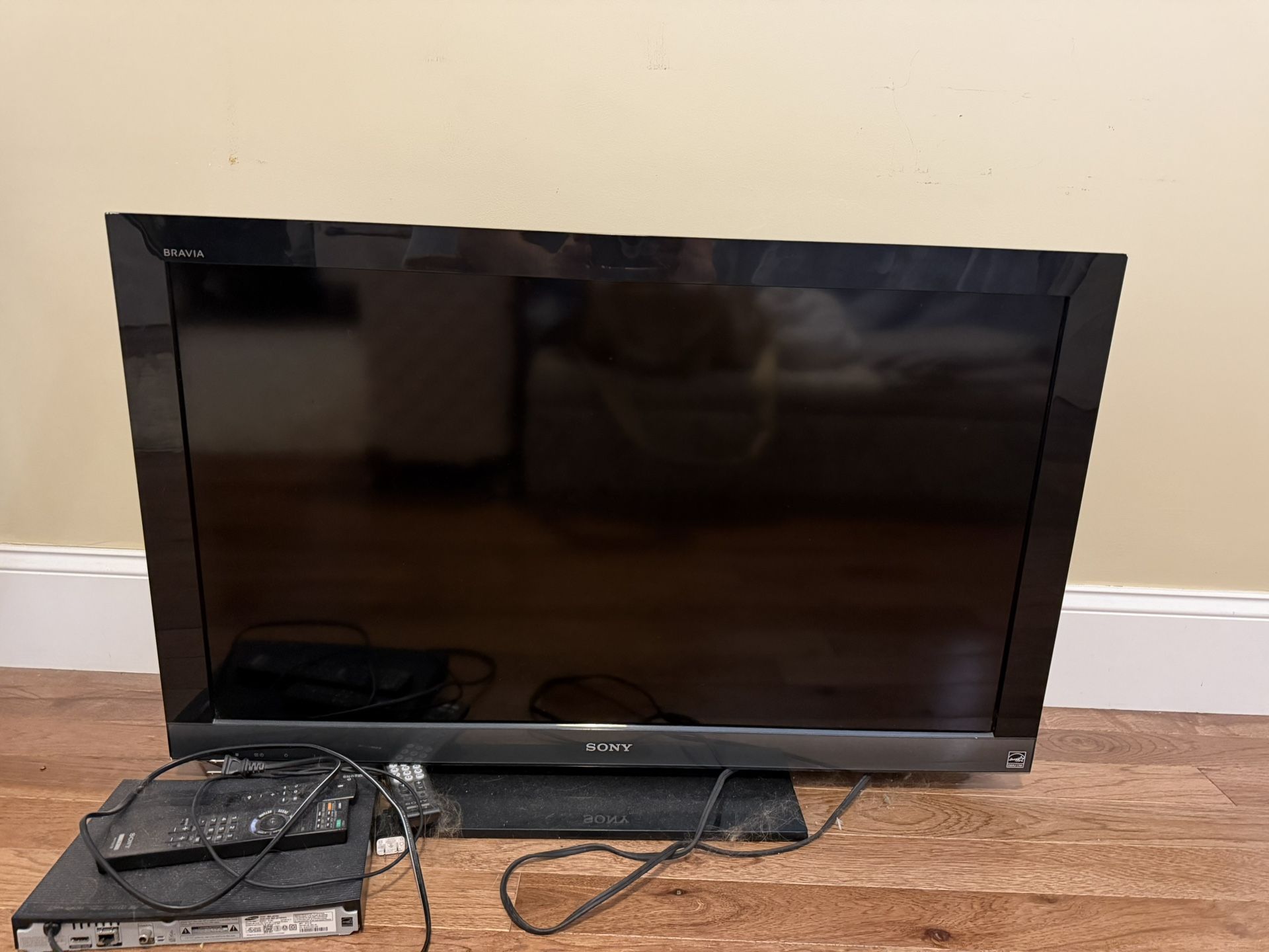 Sony tv (KDL-40EX400)+Dvd Player+fire Stick With Remote
