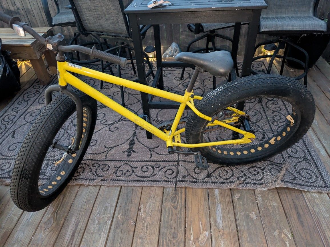3D Dynacraft Yellow And Black Cruiser Bike OBO