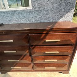 Modern Solid Wood 8-Drawer Dresser – Great Condition