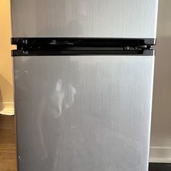 Magic chef mini-refrigerator 