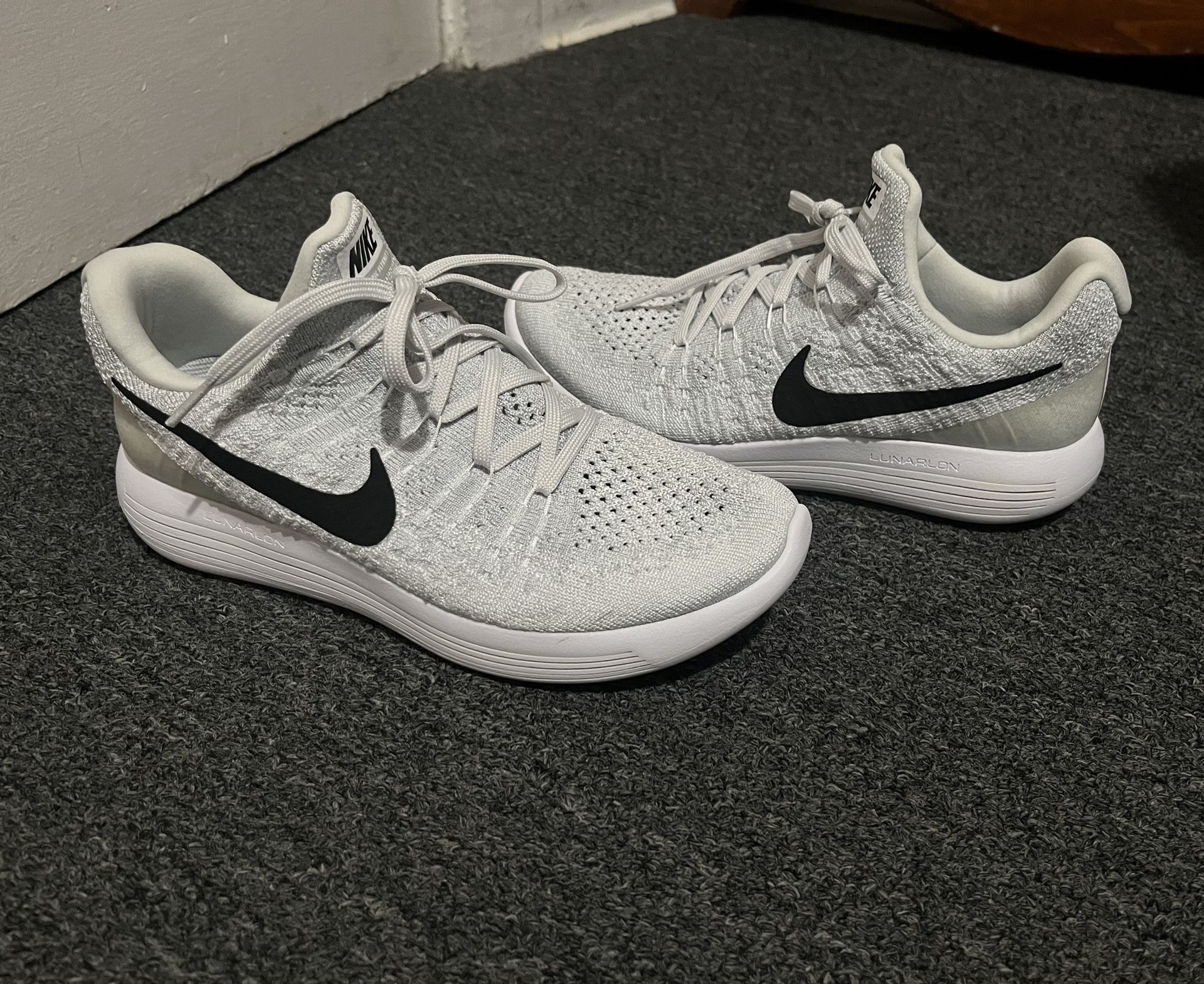Woman’s Nike Shoes 8.5