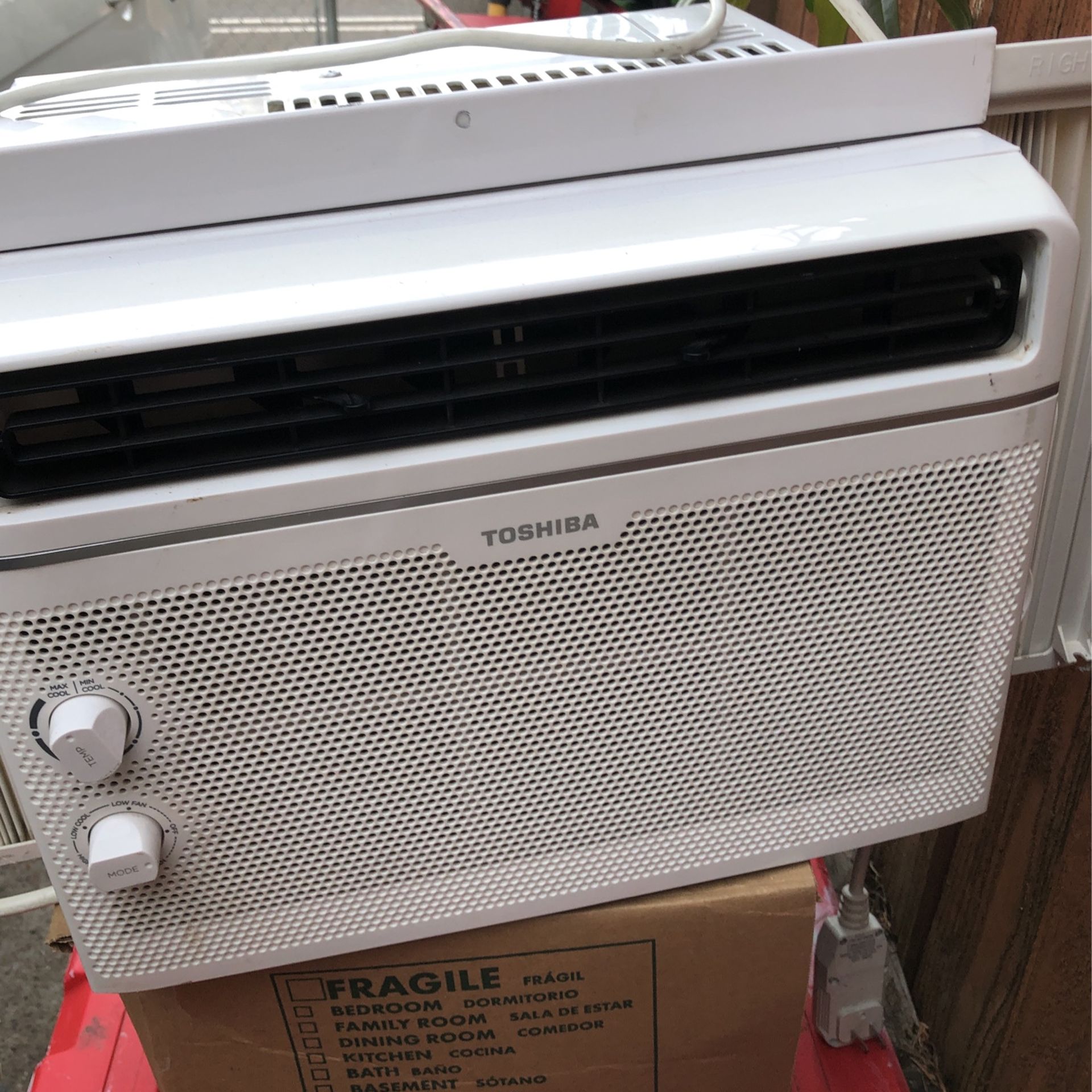 TOSHIBA 5000 BTU PORTABLE AIR CONDITIONER