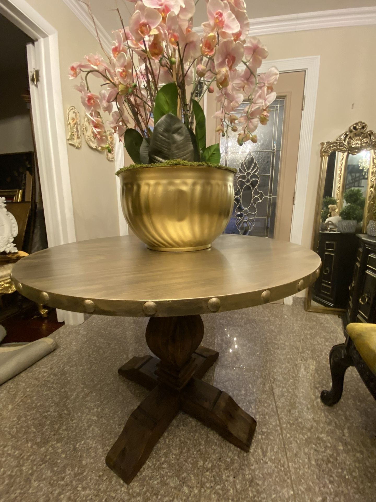 Very Nice Dining table wood 42 inch