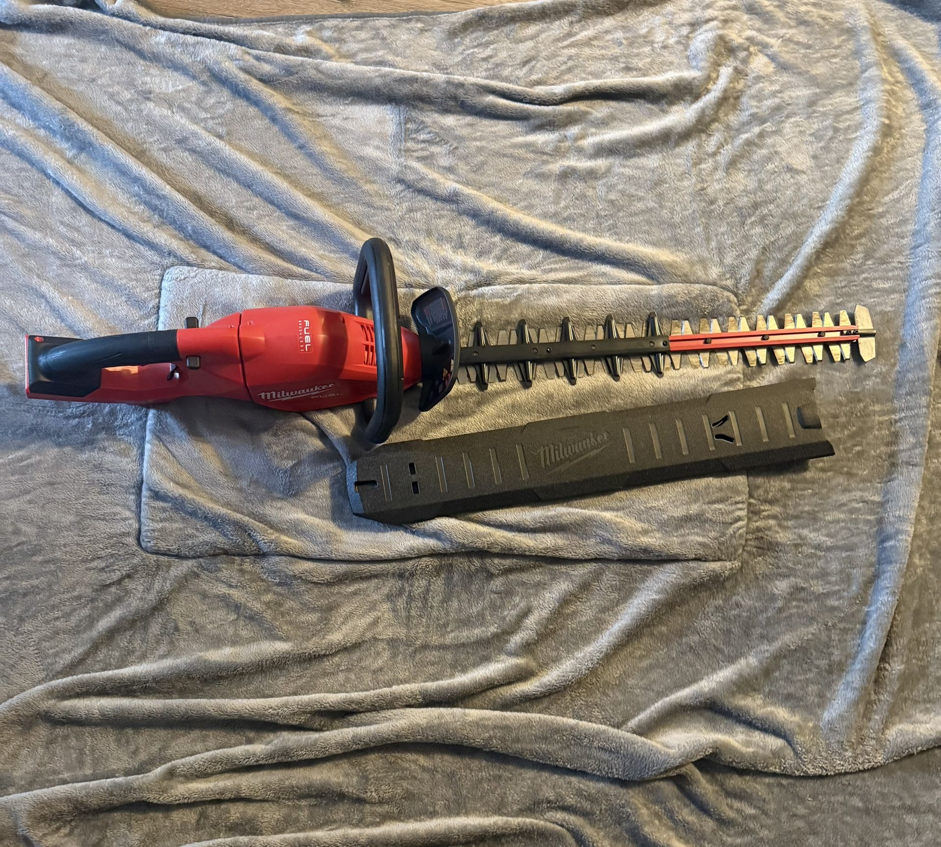 Milwaukee M18 FUEL 18-Volt 24 in. Brushless Cordless Battery Powered Hedge Trimmer (Tool-Only)