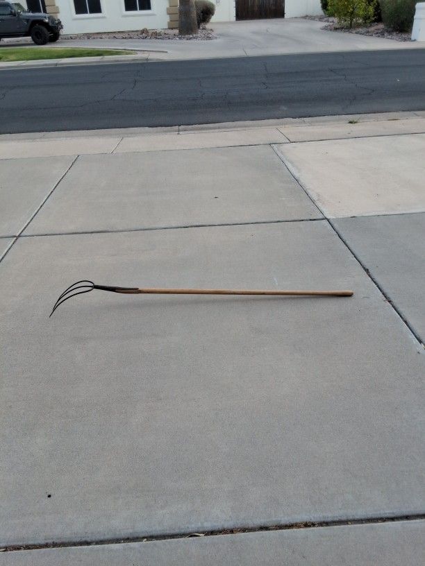 ANTIQUE 3-Prong Hay Fork