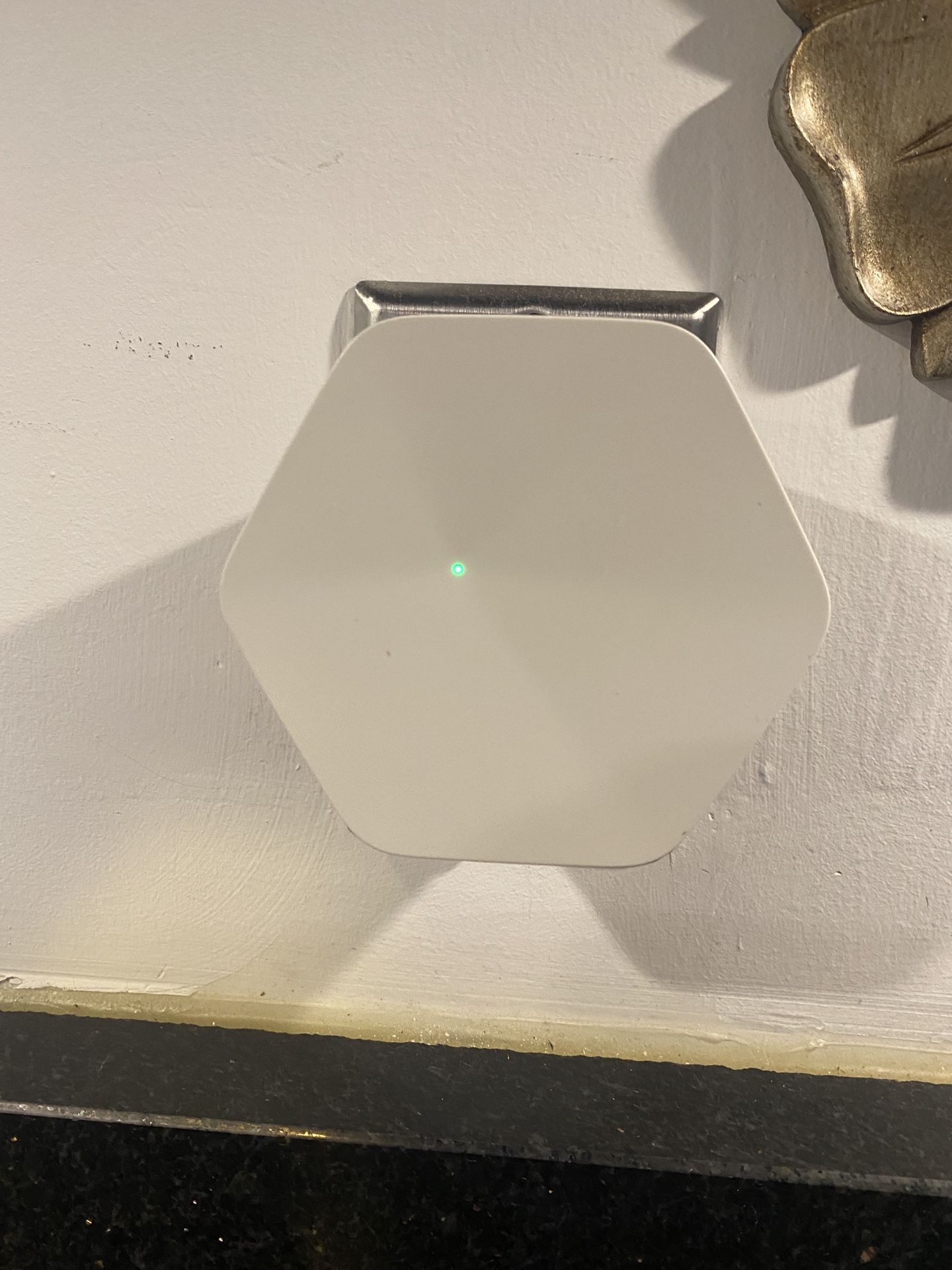Breezeline Broadband WiFi Your Way Pod Plug In Extender Plume Model B1A