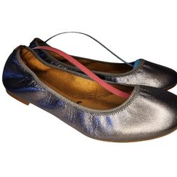 JUIL THE FLAT SILVER METALLIC BALLET LEATHER WOMAN SHOES SIZE 10/40 NEW
The product is a pair of JUIL 