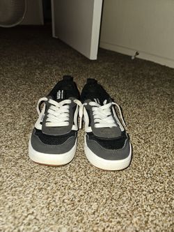 Vans Youth Size 1 - Range EXP Sneakers (Black / White)