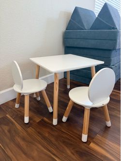 Kids table w/2 chairs