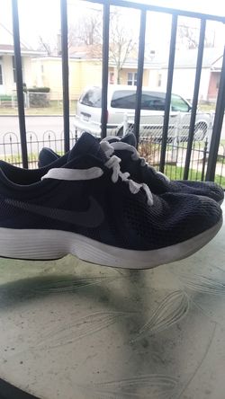 Nike Revolution 4 ladies size 6 good condition only 20$
