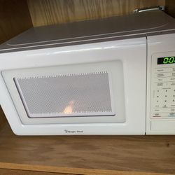 Magic Chef Microwave (0.9 cu ft) – Clean & Working Great