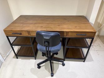 Very nice desk & chair