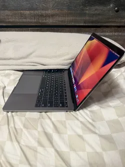 13-inch Apple MacBook Pro (Space Gray 2017, Intel Core i5, 8GB RAM, 256GB SSD) w charger