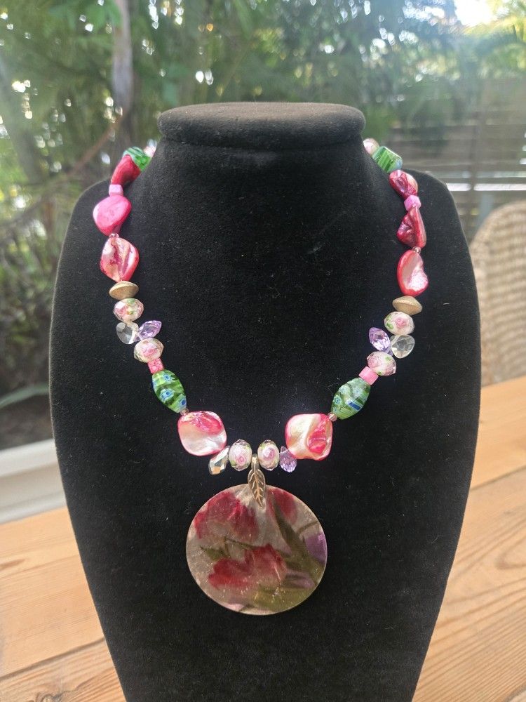 Carpi Shell w/ M.O.P ,crystal Necklace