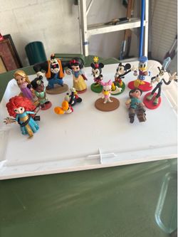 12 Disney figurines