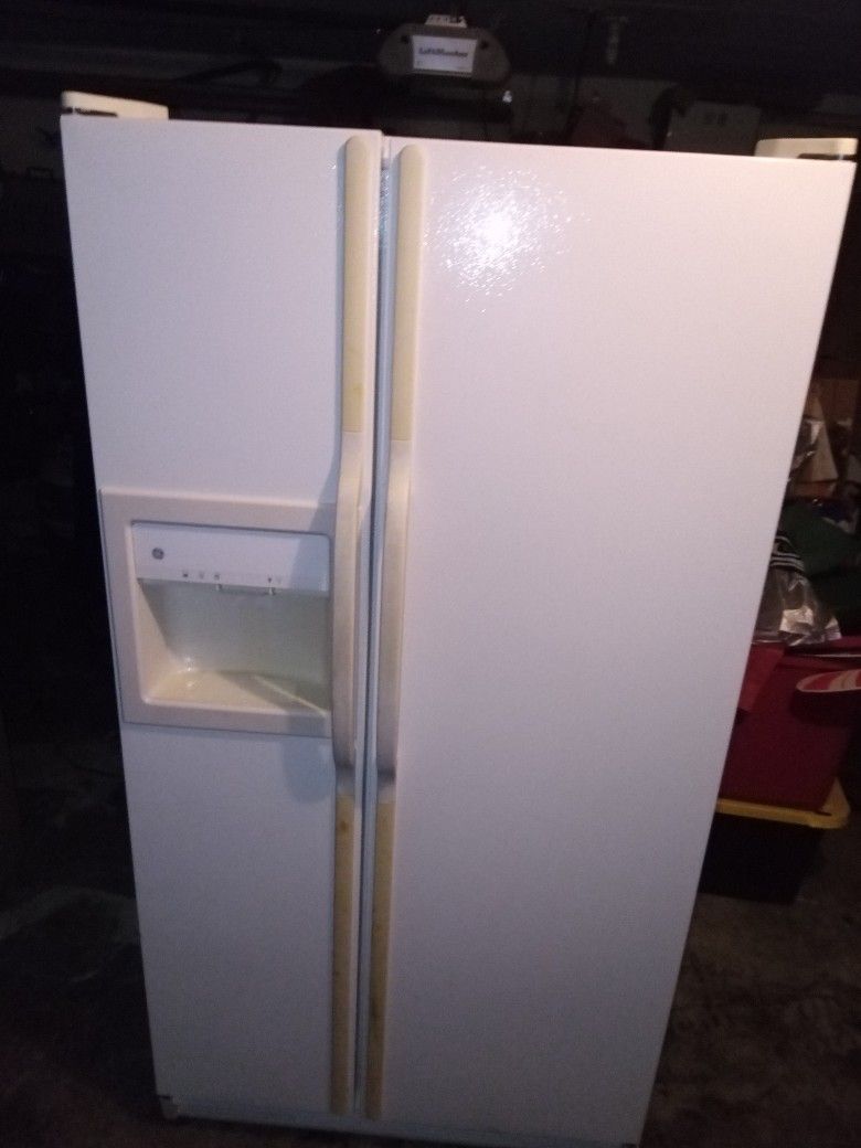 Ge White 25.7 Cu Ft Side By Side Fridge/Freezer