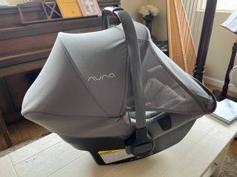 Nuna pipa light infant car seat with 2 base