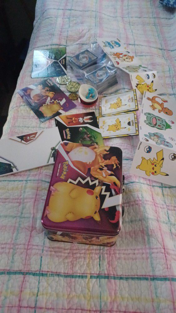 Pokémon Collection/ 230 Cards , Lunch Box, Pokémon Lego Ball, Stickers, Etc.