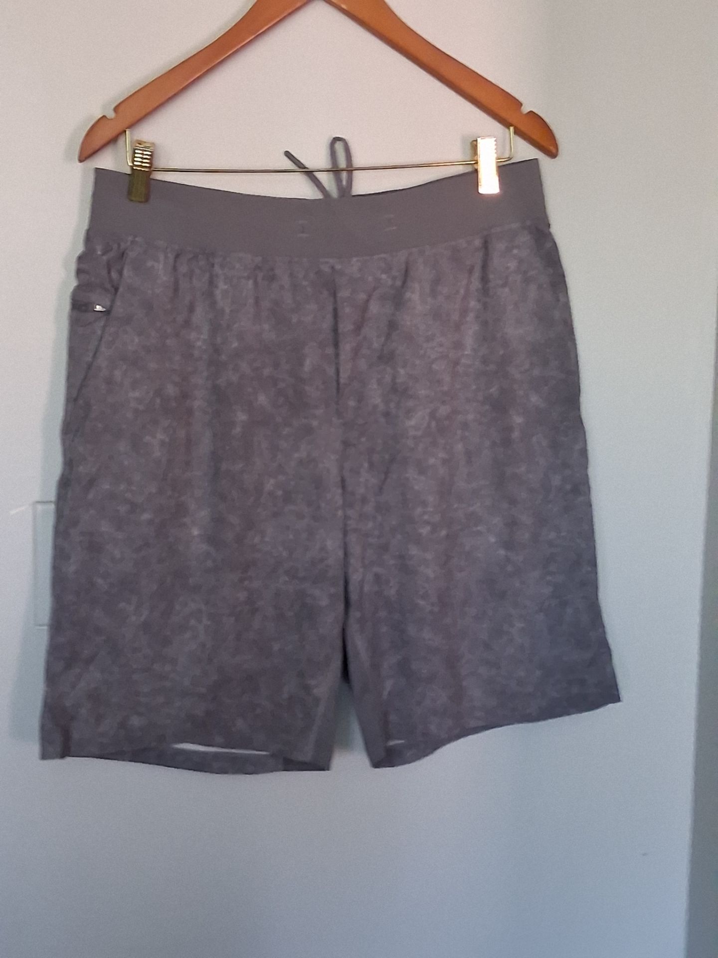 Men's Lululemon shorts size (L)