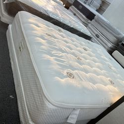 Queen Mattress Sealy And Box Springs 💫