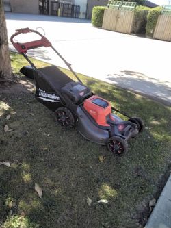 Milwaukee Battery-Powered Push Lawn Mower