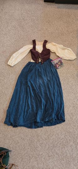 Women's Renaissance Garb / Costume