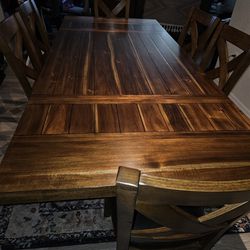 Dining table (extendable) with six chairs (like new)