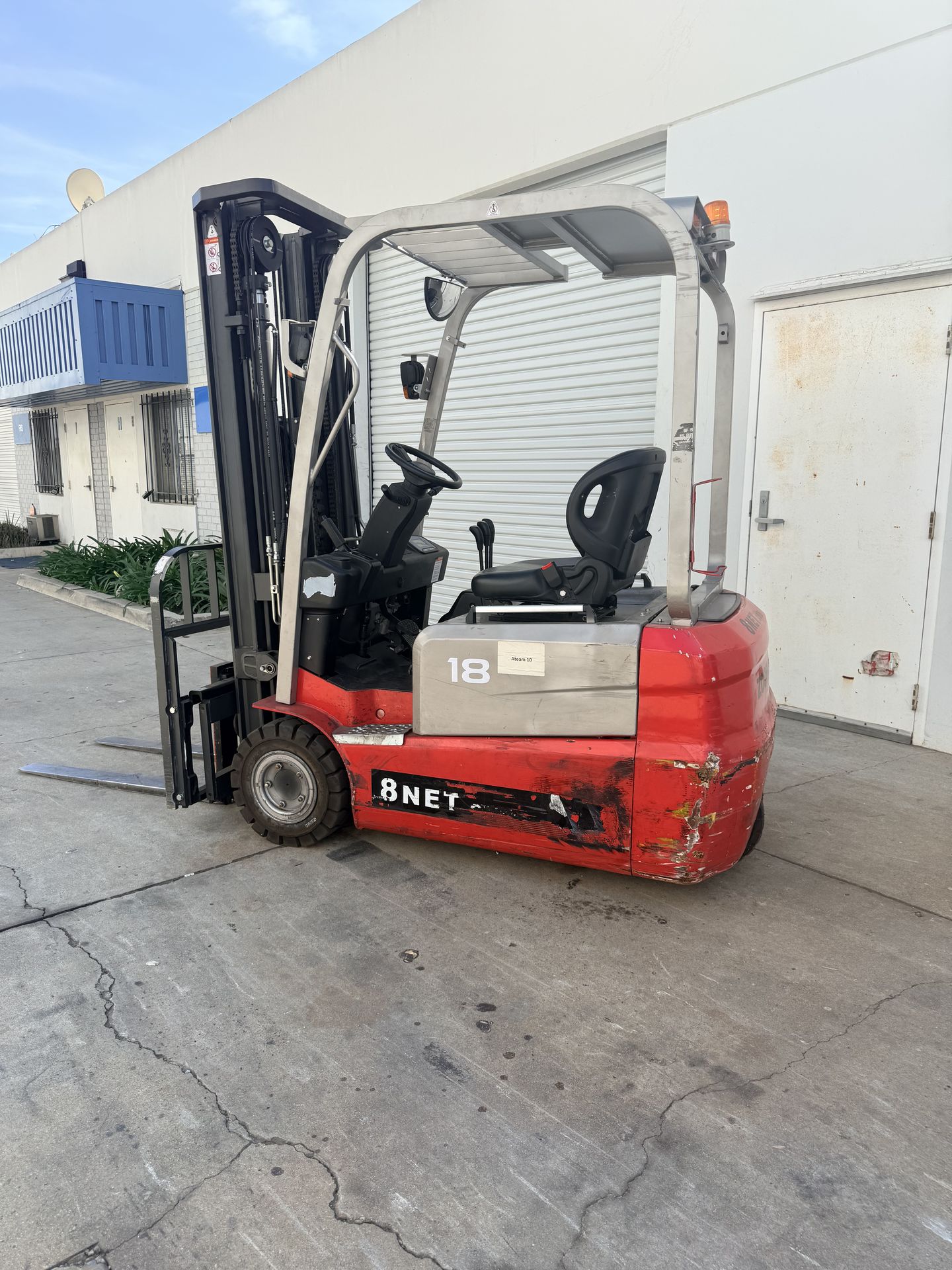 Electric forklift
