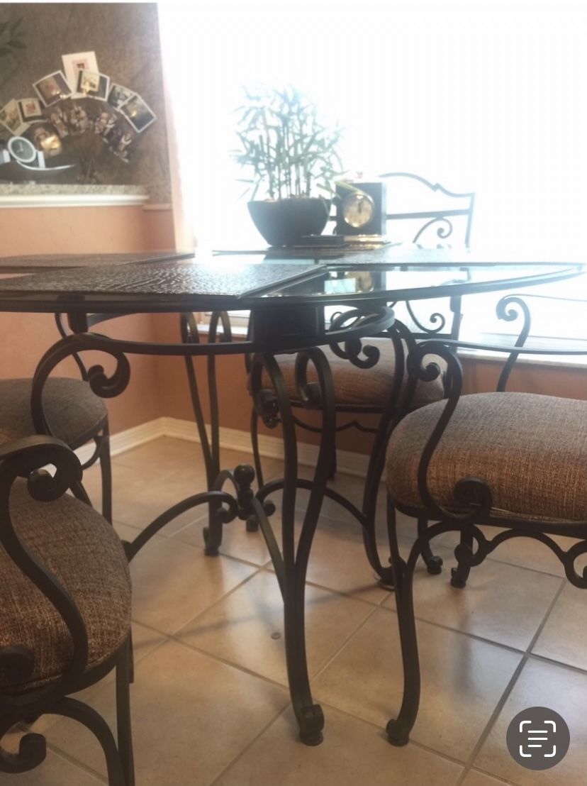 * *Great looking, Real Solid Wrought iron Dining / Kitchen Table & Chairs!! 