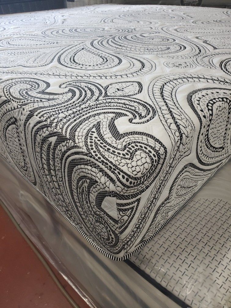 New QUEEN Size Mattress Memory Foam Gel