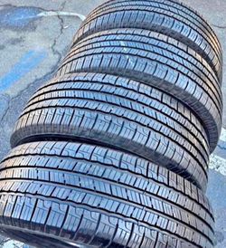 235/55/18 vendo set de Tires con 80% de vida las 4